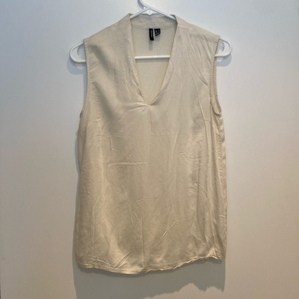 Sleeveless v neck lightweight ivory top
